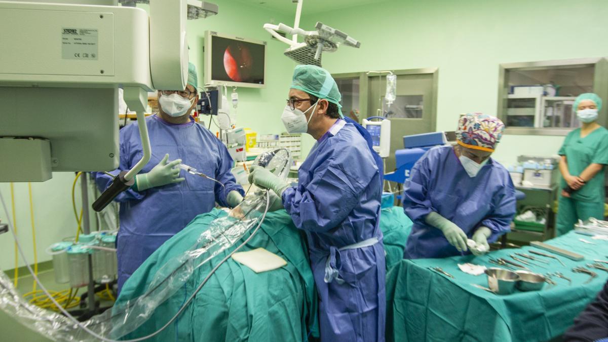 Una operación en el Hospital General de Alicante, en imagen de archivo