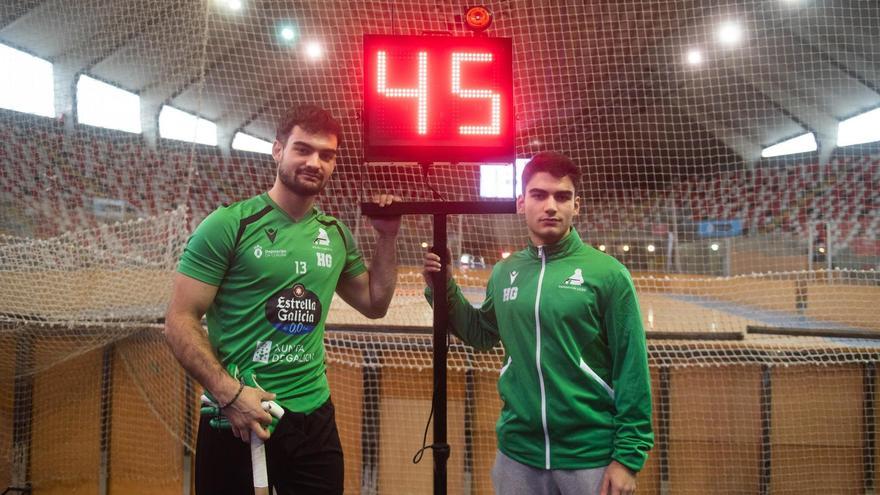 Bruno y Roi Saavedra posan en uno de los fondos de la pista del Palacio de los Deportes.
