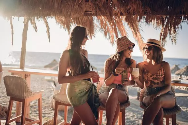 Vestir como si acabaras de salir del chiringuito: la estética ‘beach club’ que arrasa en redes