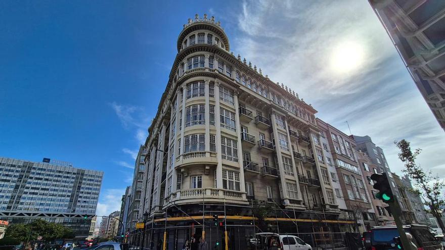 Instalación de andamios en la Casa Escariz en A Coruña a la espera de la licencia