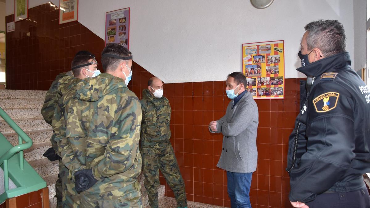 El alcalde Lázaro Azorín conversando con los  militares en el colegio.