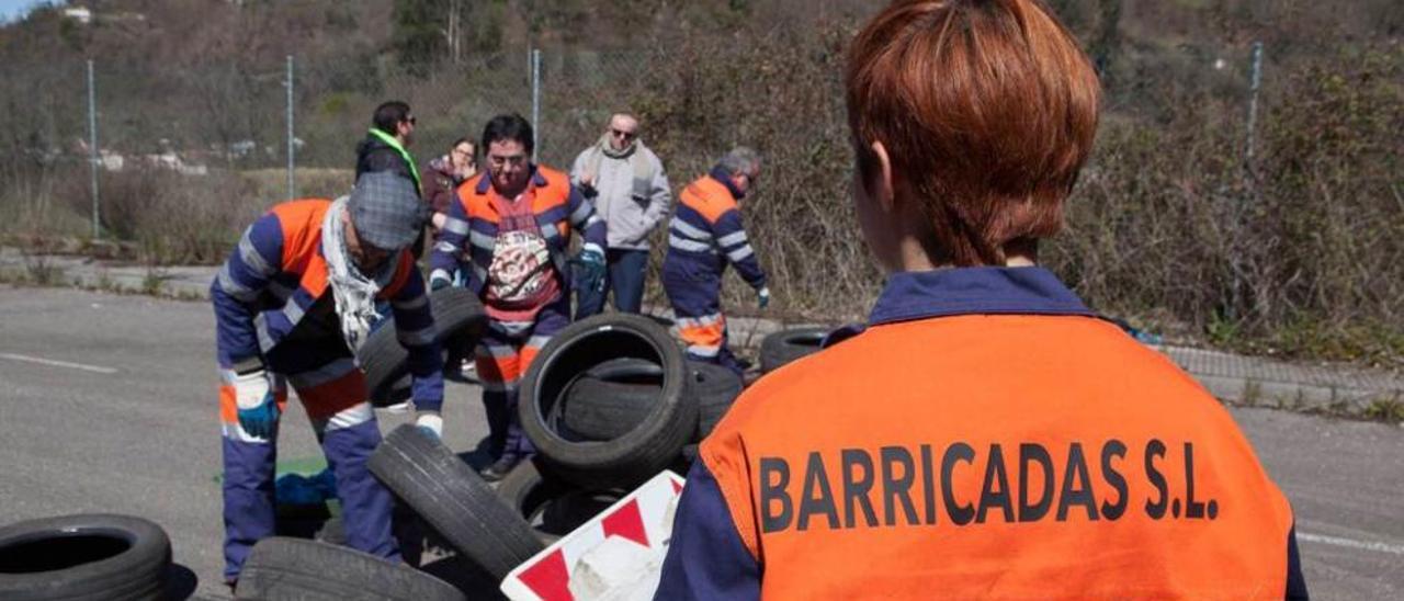 Escena de los neumáticos de &quot;Barricadas S. L&quot;.