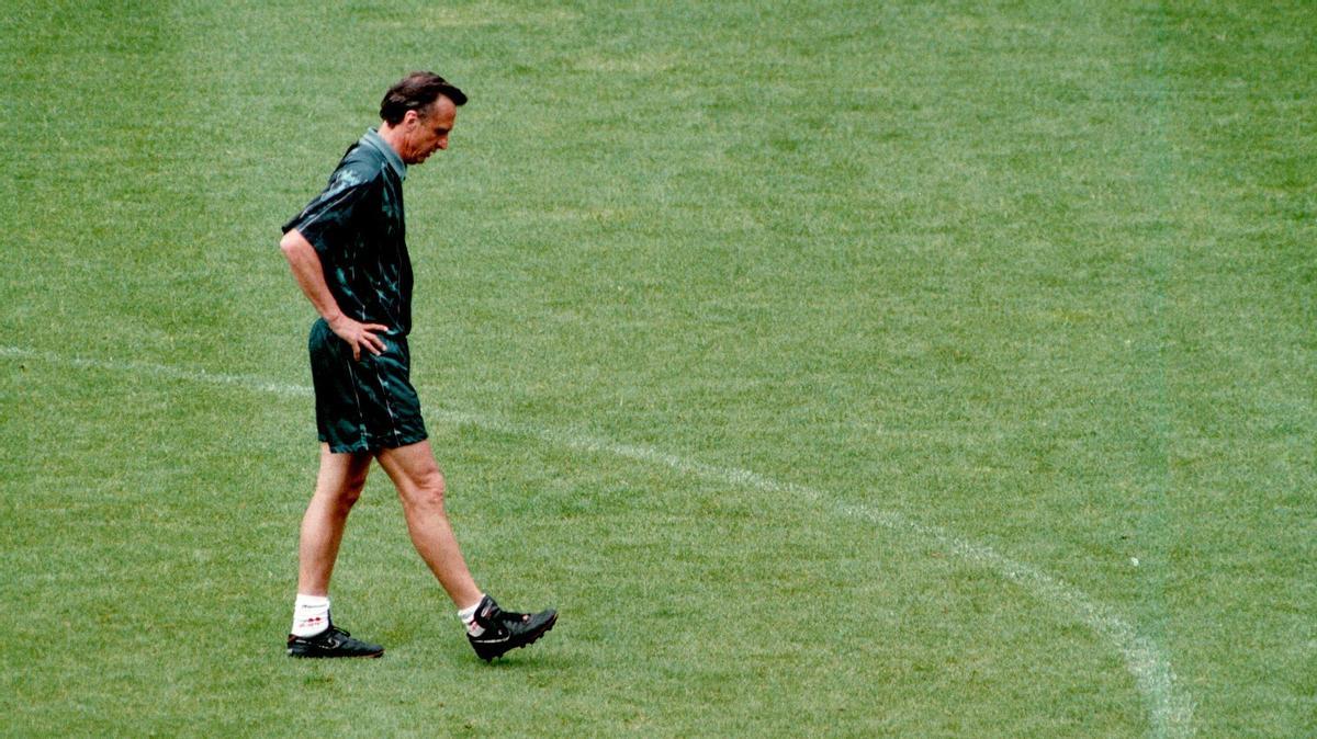 Cruyff medita en un entrenamiento del Barça en 1996.