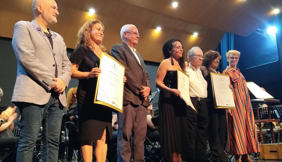 Josep Sendra, el tercero por la derecha, en el acto de reconocimiento a las primeras mujeres de la banda de música de Dénia
