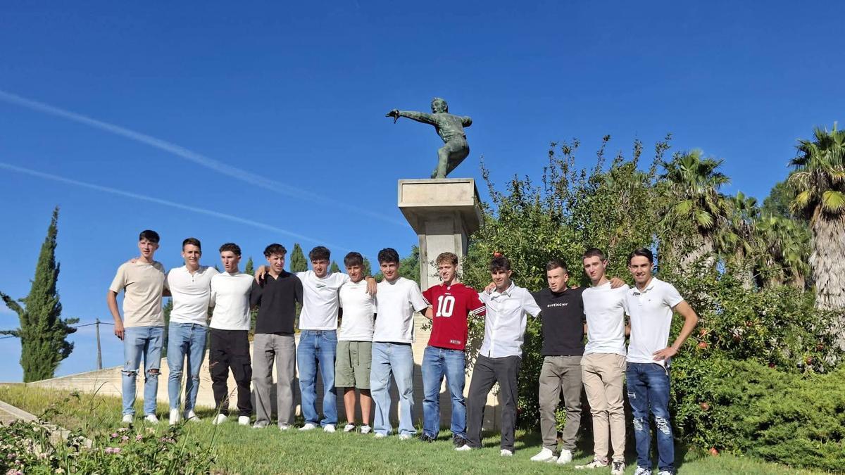 Ciclistas del equipo Highlevel de Xàtiva.
