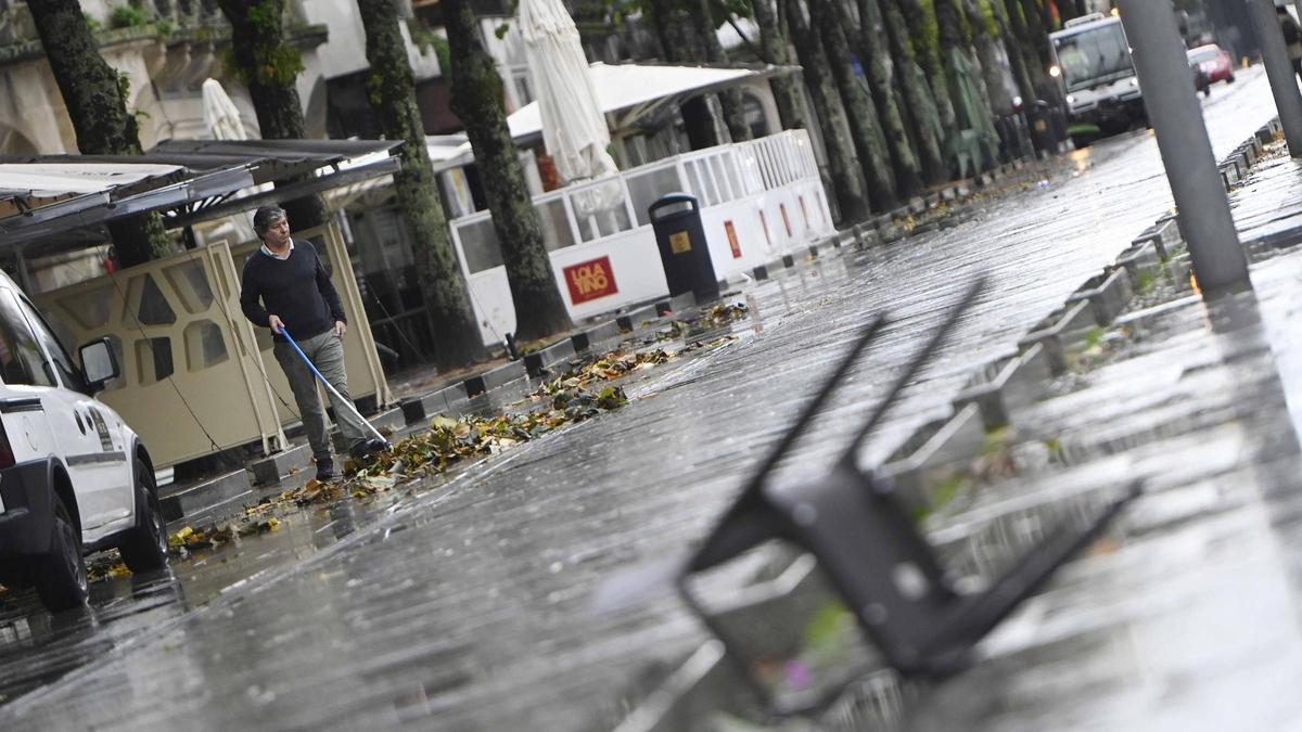 Efectos del temporal de lluvia y viento en el entorno de As Avenidas, en Vigo, el pasado noviembre.