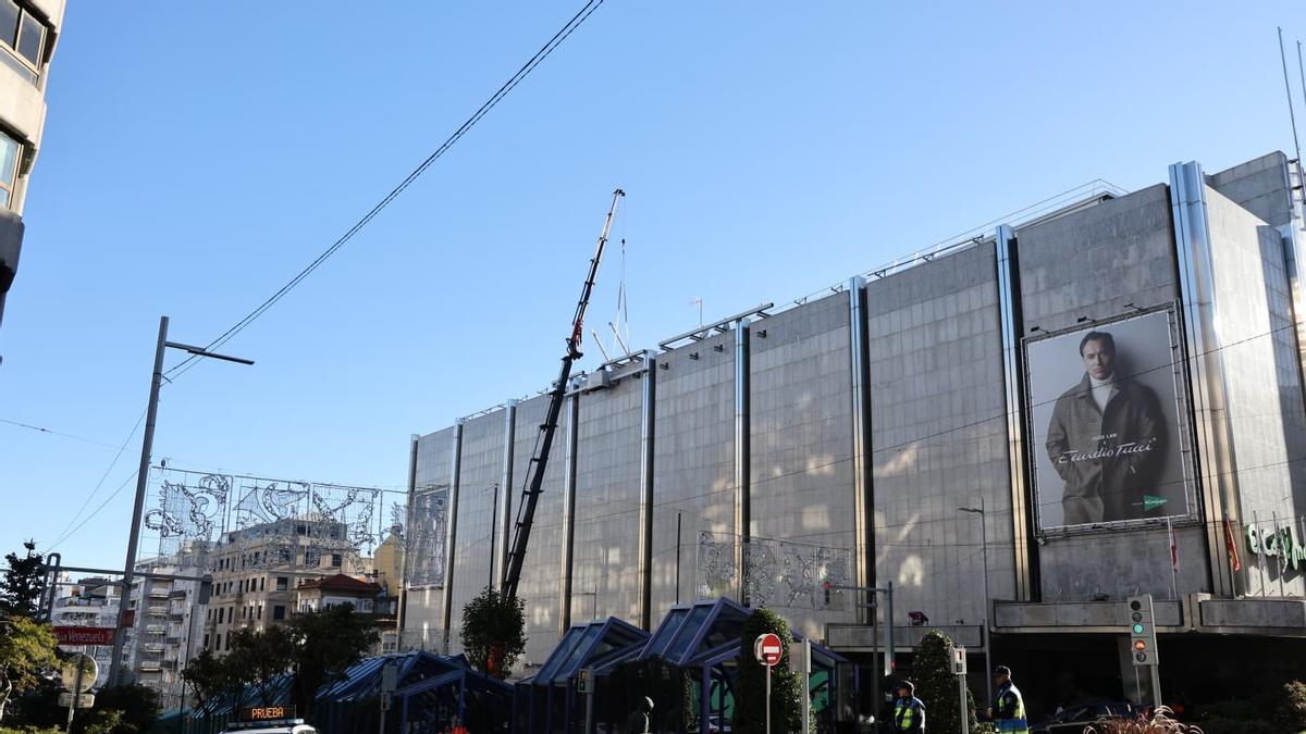 Cortan dos carriles en el centro de Vigo para renovar una de las fachadas comerciales más famosas de la ciudad