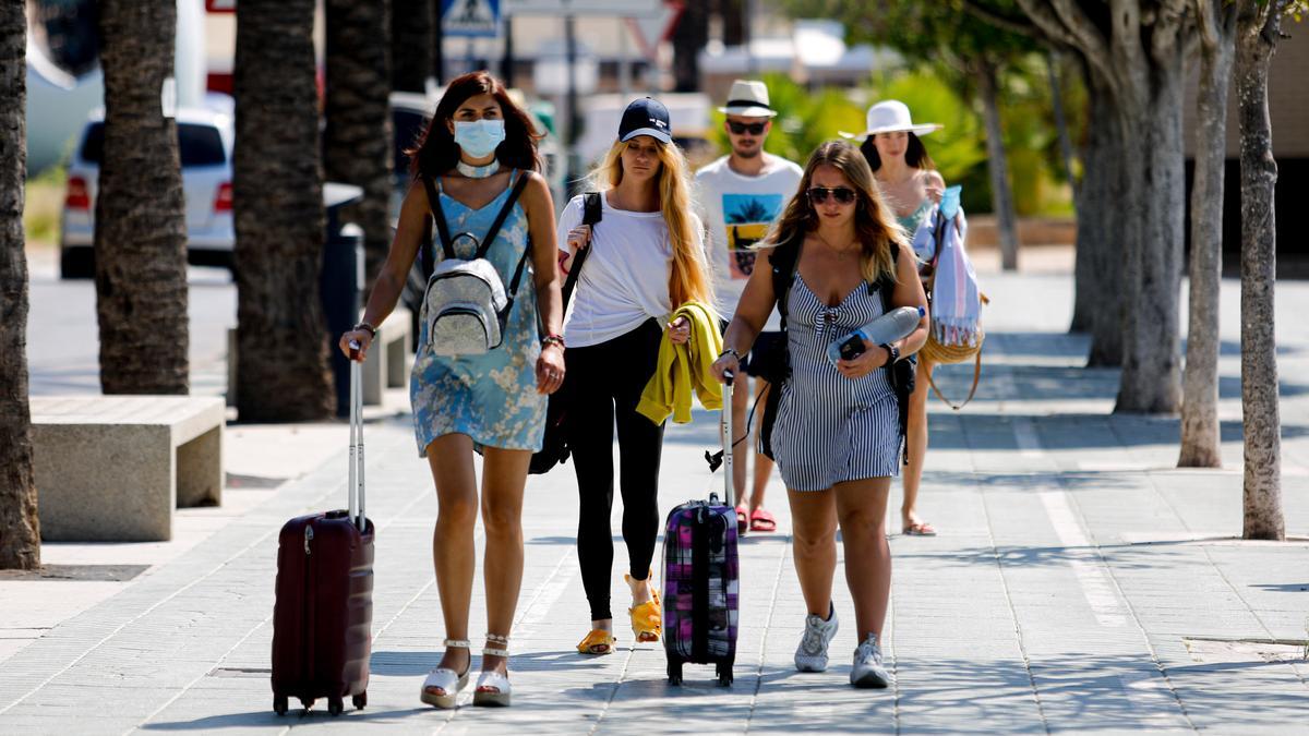 Un grupo de turistas llega a Sant Antoni