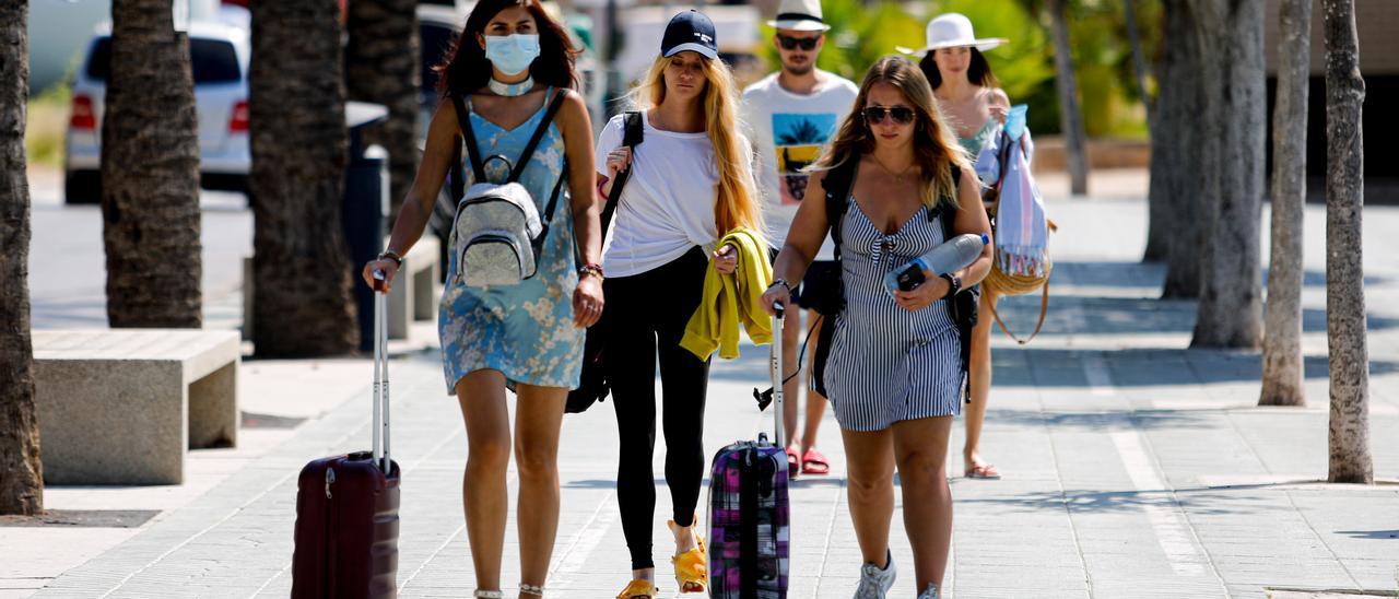 Un grupo de turistas llega a Sant Antoni en una foto de archivo