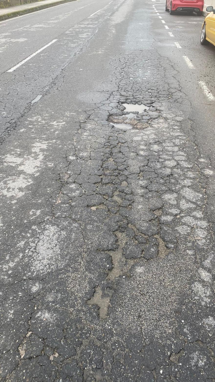 El firme de la calzada está claramente deteriorado.