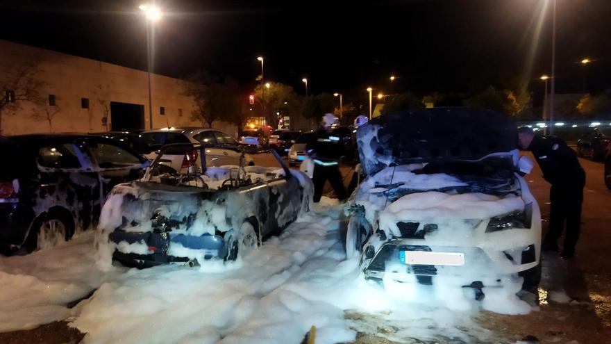 Arden tres coches aparcados en un descampado junto a la estación de autobuses de Córdoba