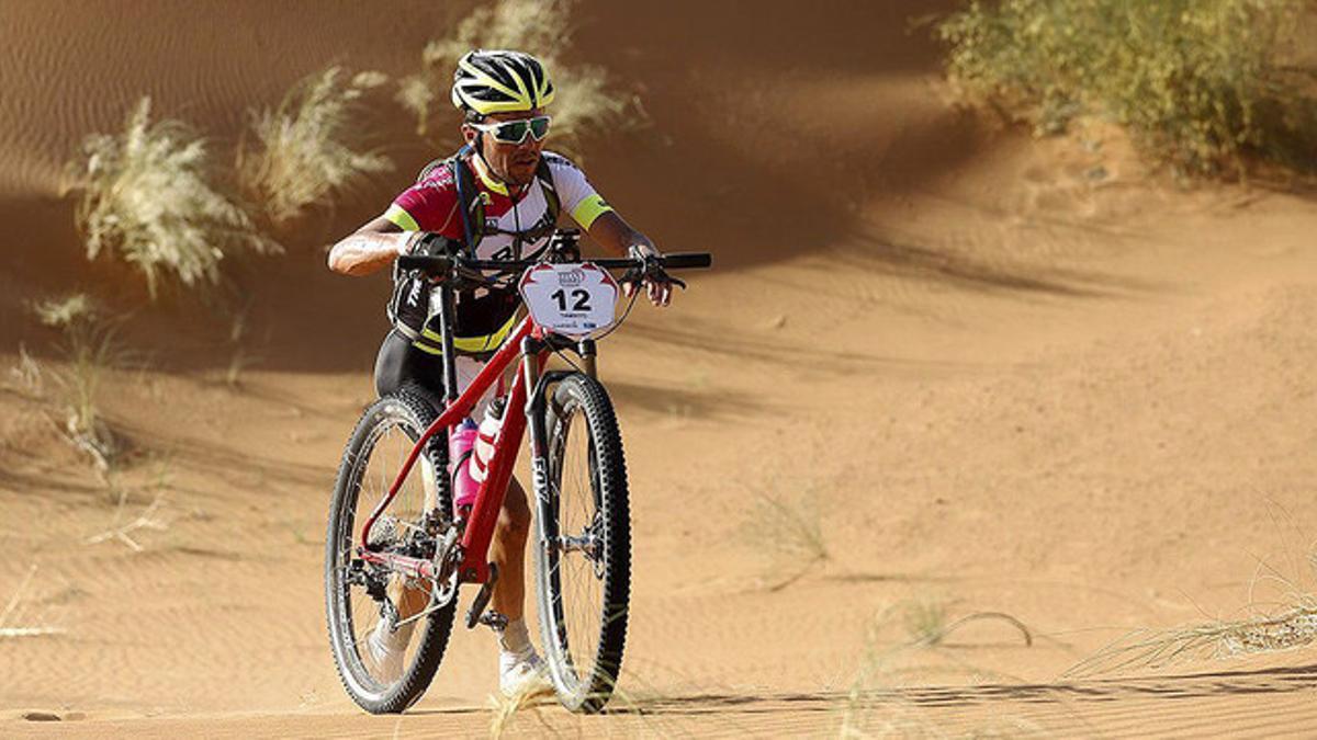 Diego Tamayo, ganador de la Titan Desert, en las dunas de Merzouga, durante la última etapa de la carrera