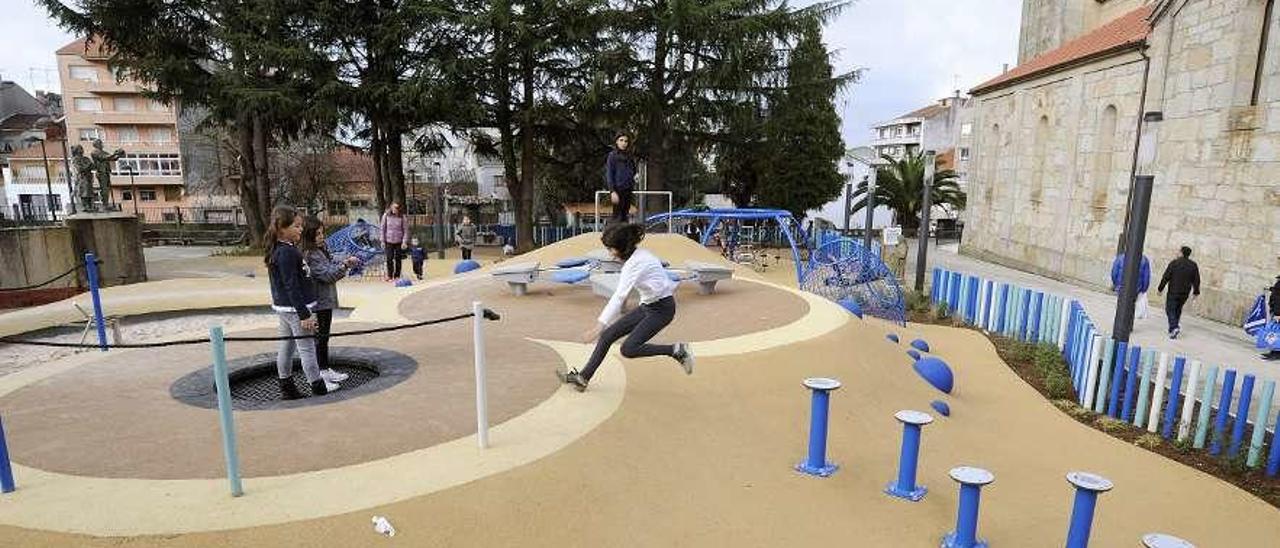 Un grupo de niños disfruta del recién inaugurado parque de Praza da Vila. // Bernabé/Javier Lalín