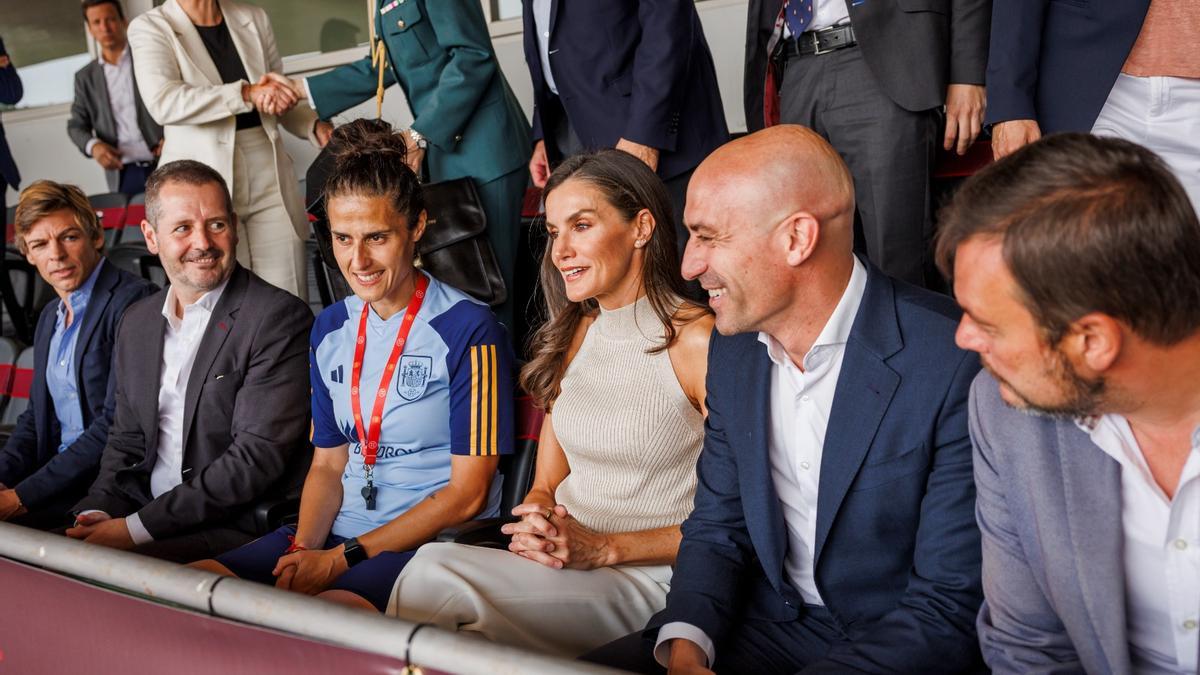 La reina Letizia, junto al presidente de la RFEF, Luis Rubiales, durante su visita a la concentración de la selección femenina de fútbol.
