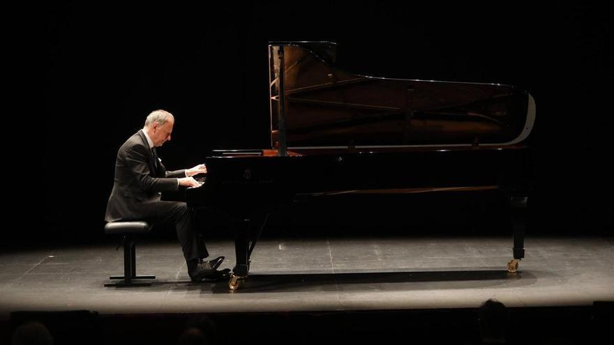 Recital del pianista Álvaro Cendoya en el teatro Jovellanos, en Gijón