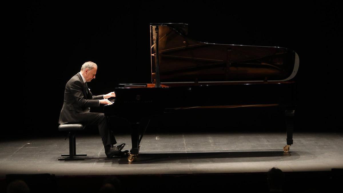 Álvaro Cendoya, durante el recital en el teatro Jovellanos