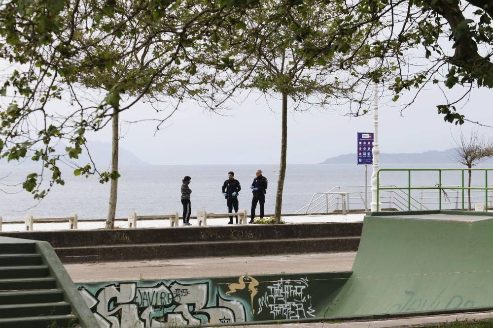 Los menores salen a la calle con juguetes, pelotas, patinetes, peluches y mascarillas después de 42 días de confinamiento - Los padres celebran el final del largo encierro en sus casas.