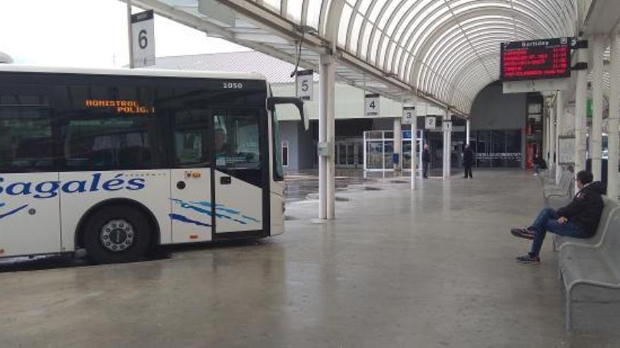 Un passatger esperant un autobús a l&#039;estació de Manresa