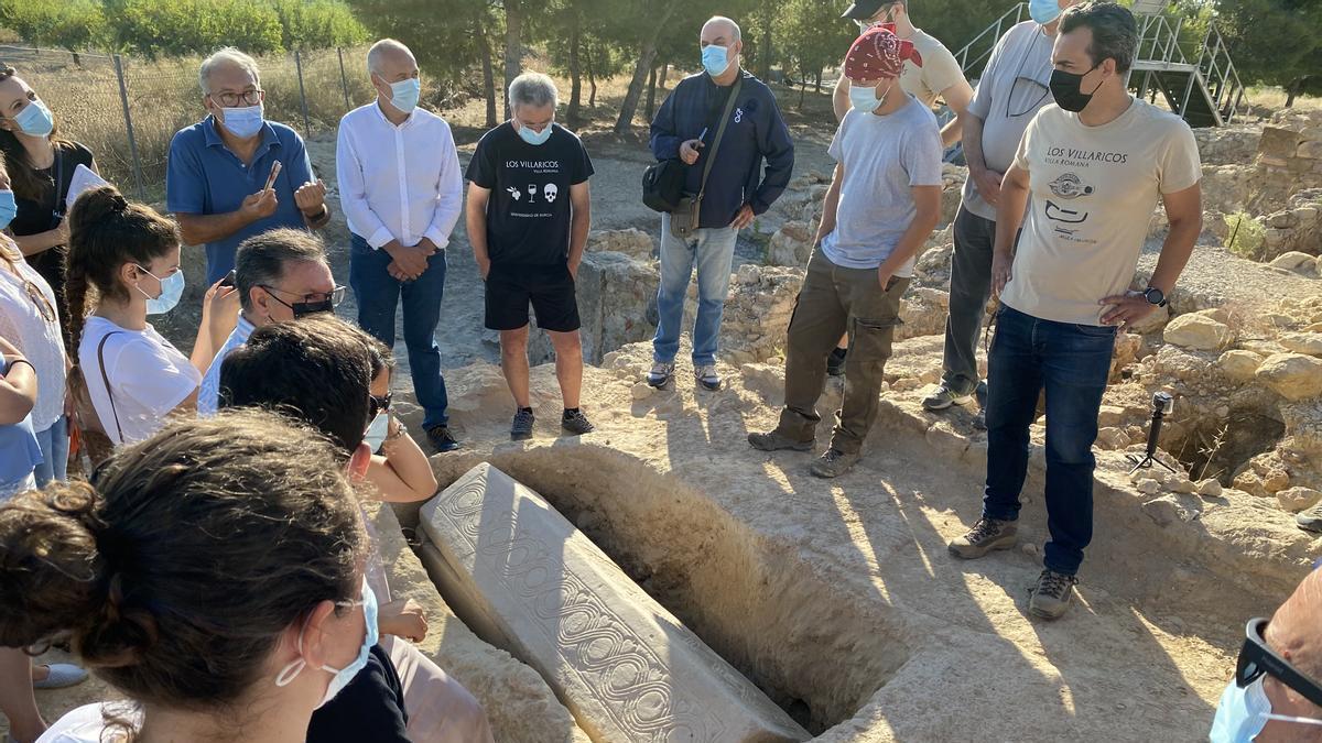 Un momento de la extracción el pasado julio del sarcófago tardorromano en Los Villaricos