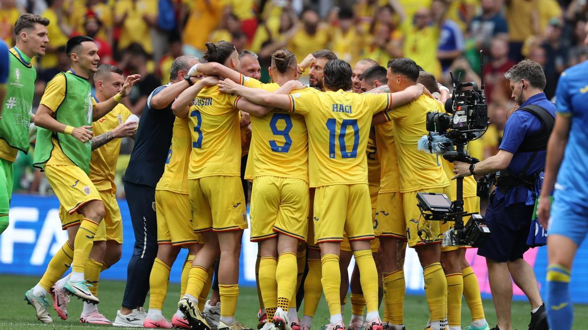 Los jugadores de Rumanía celebran el gol de Stanciu ante Ucrania.