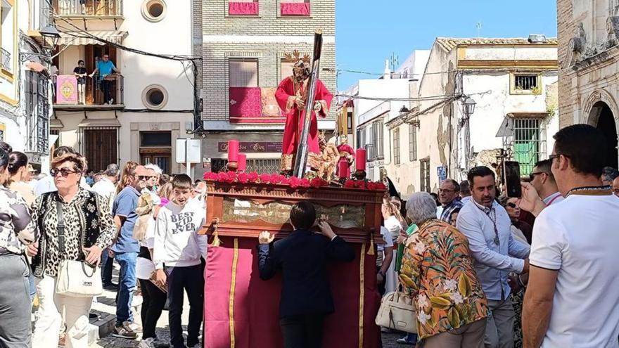 Cristo del Calvario, primer paso llevado a costal en Aguilar, ayer. | G. ALBORNOZ