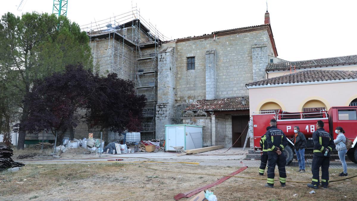 Incendio en el monasterio de Nuestra Señora de Alconada de Ampudia (Palencia).