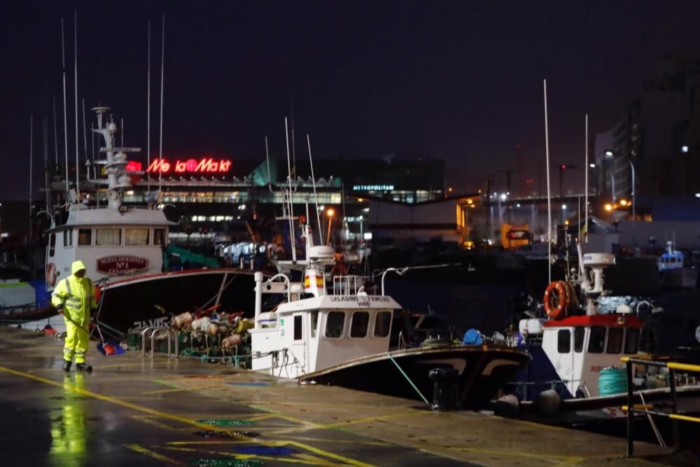 El viento y la lluvia marcaron la jornada de ayer en Vigo // J. Lores