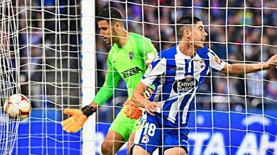 Munir recoge el balón del interior de su portería, tras un gol de Carlos.