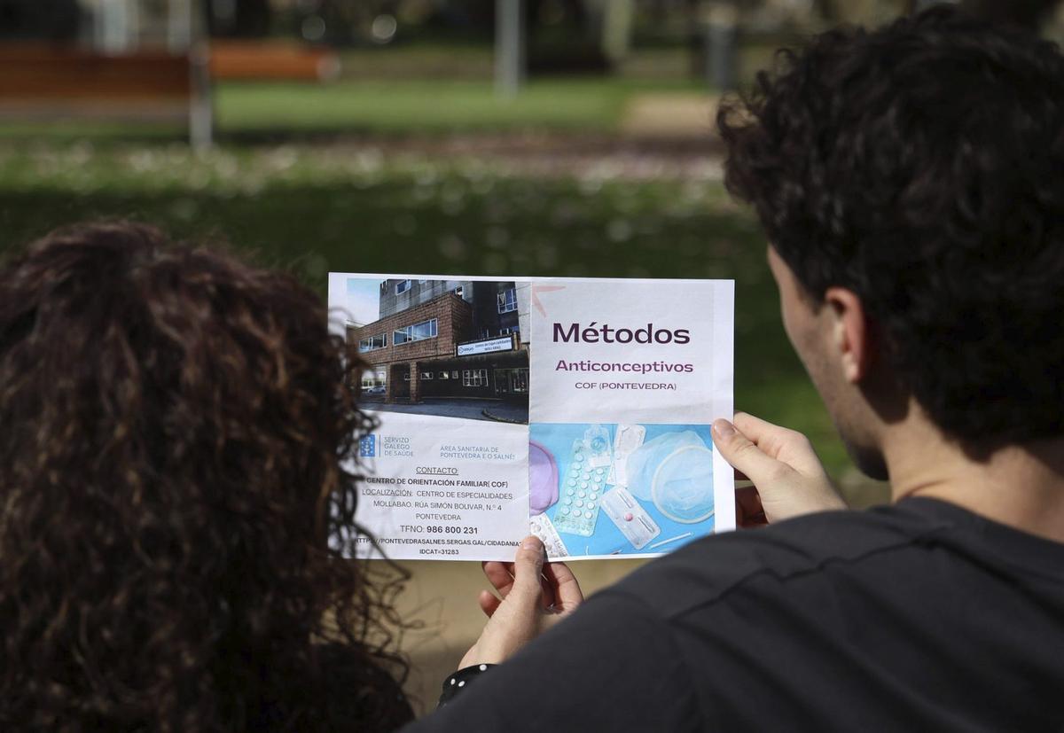 Una pareja de jóvenes consulta el folleto de métodos anticonceptivos que se facilita en el Centro de Orientación Familiar del CHOP.