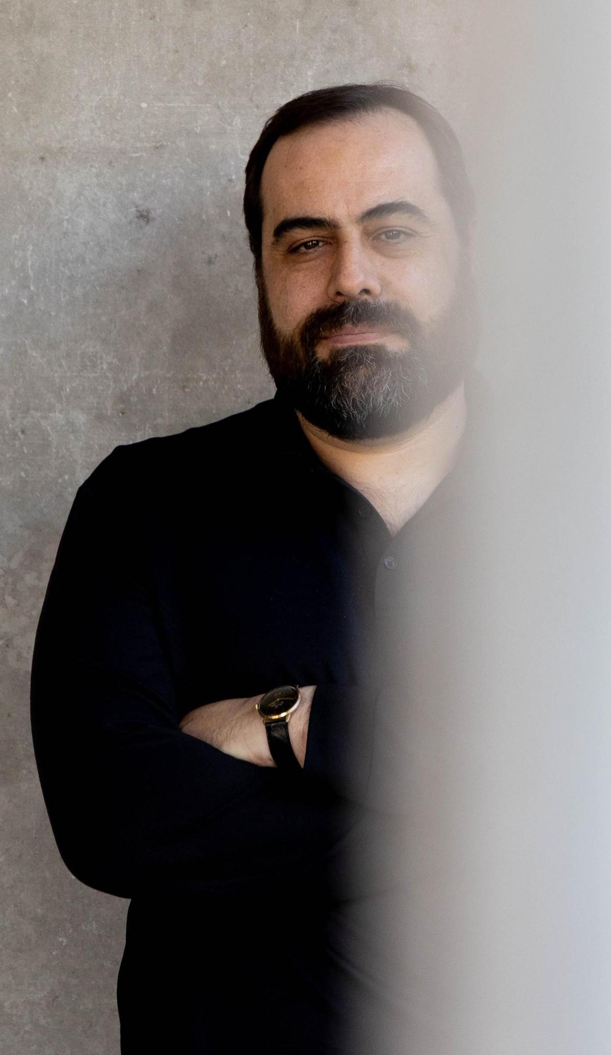 Raul Ordás, ganador del Premio Juan Gil-Albert de Escritura Aforistica, en la sede de INFORMACIÓN en Alicante