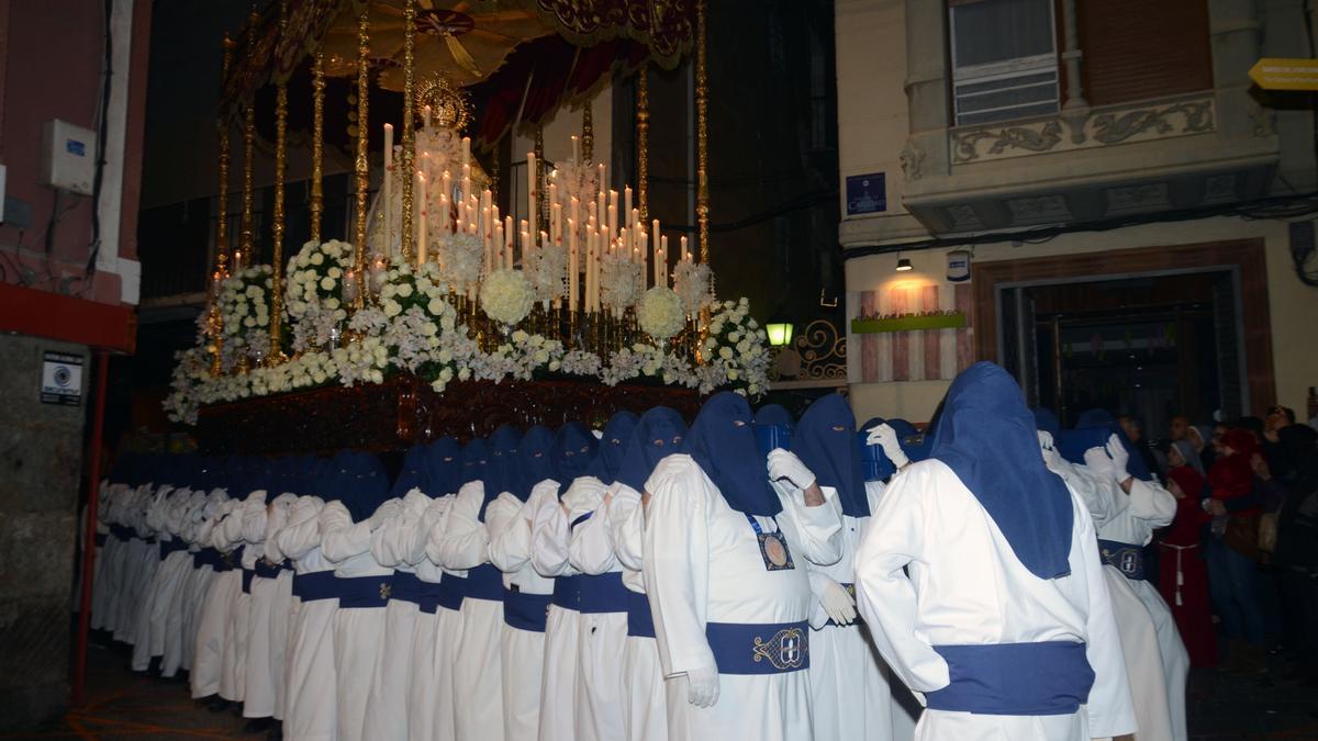 jsolerTrono de la Virgen del Rosario portado a hombros.