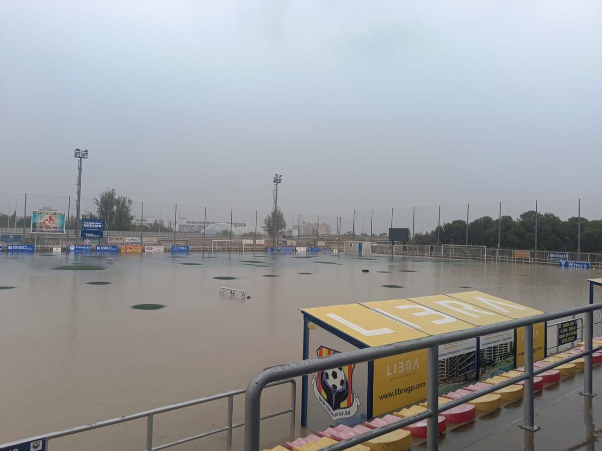 El antes y el después del campo de fútbol de San José tras la gran tormenta del sábado El antes y el después del campo de fútbol de San José tras la gran tormenta del sábado