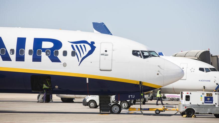 Un aparato de Ryanair, en Manises