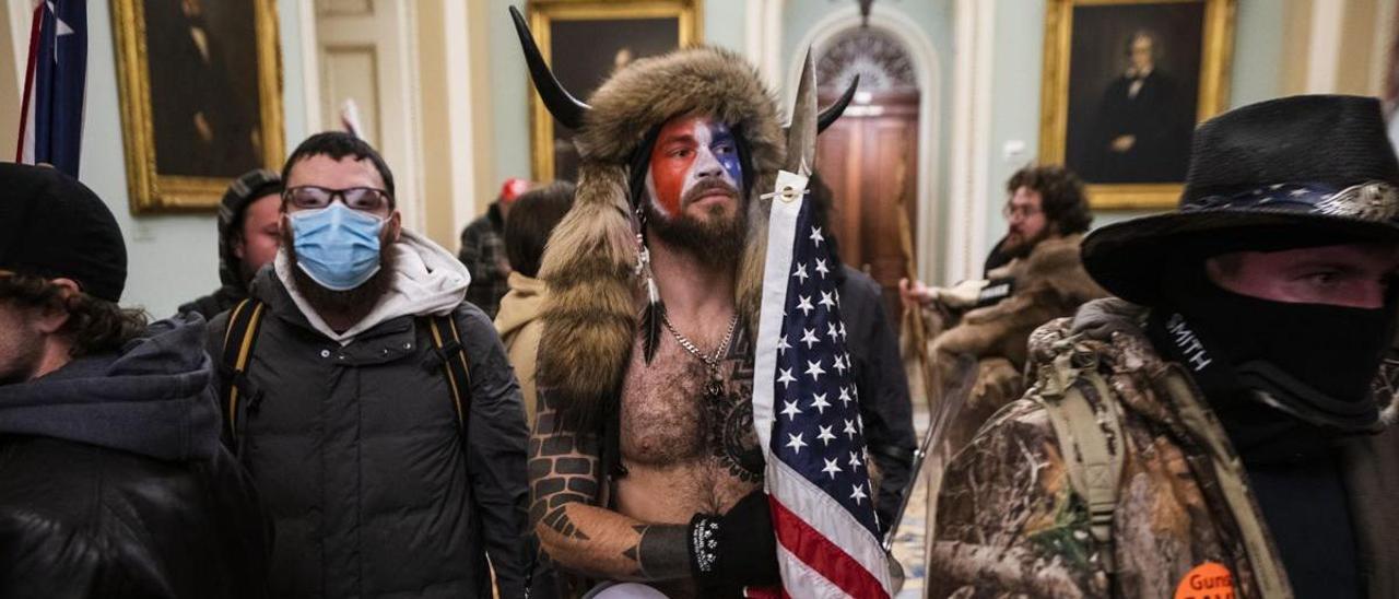 Asaltantes en el interior del Capitolio.