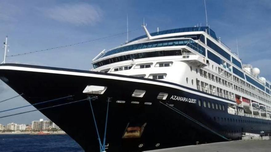 El creuer «Azamara Quest», amarrat a Palamós