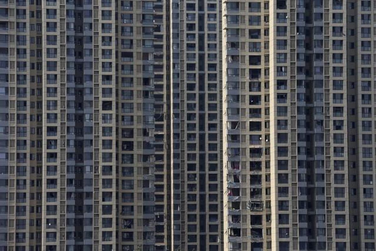 Vista d’un edifici que ha patit importants danys.