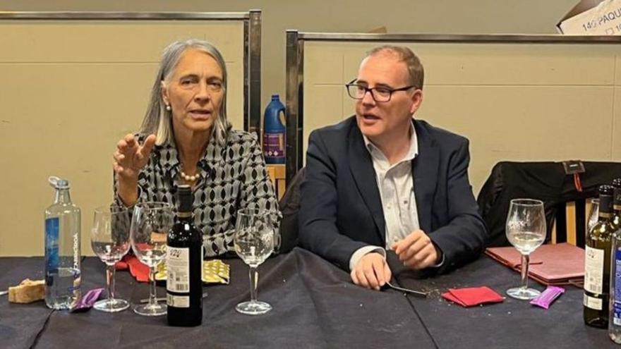 Purificación Ramos y el capitán marítimo de A Coruña, Gonzalo Guillén, durante la comida de homenaje. |