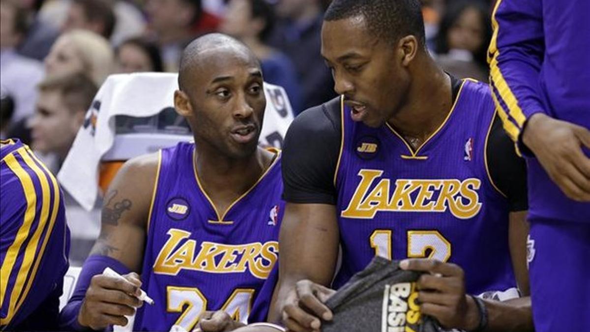 Kobe Bryant da instrucciones a Howard en el banquillo de los Lakers.