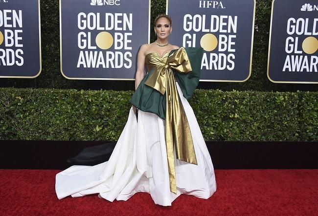 Jennifer Lopez con vestido regalo de Valentino en los Globos de Oro 2020