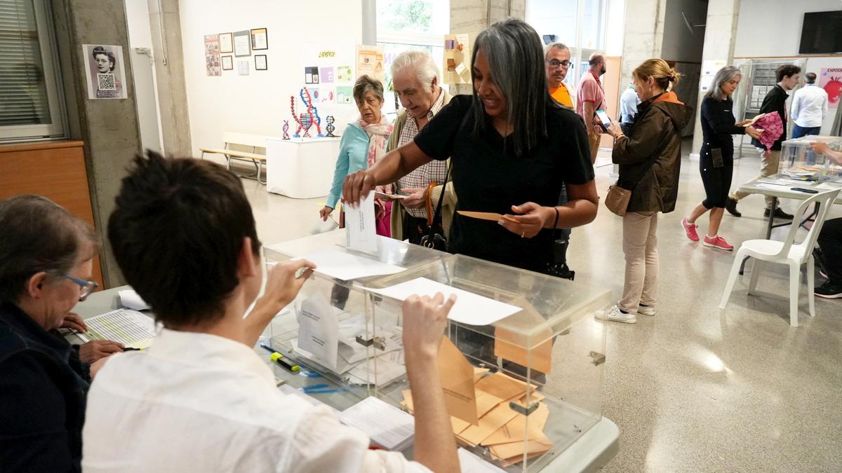 Una mujer deposita su voto el 28 de mayo y 40 días después vuelve a estar convocada a las urnas.