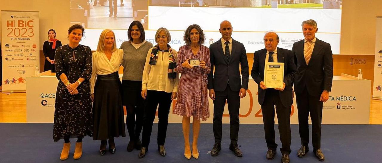 Fotografía de grupo al recoger el galardón al mejor hospital de España.   // FDV