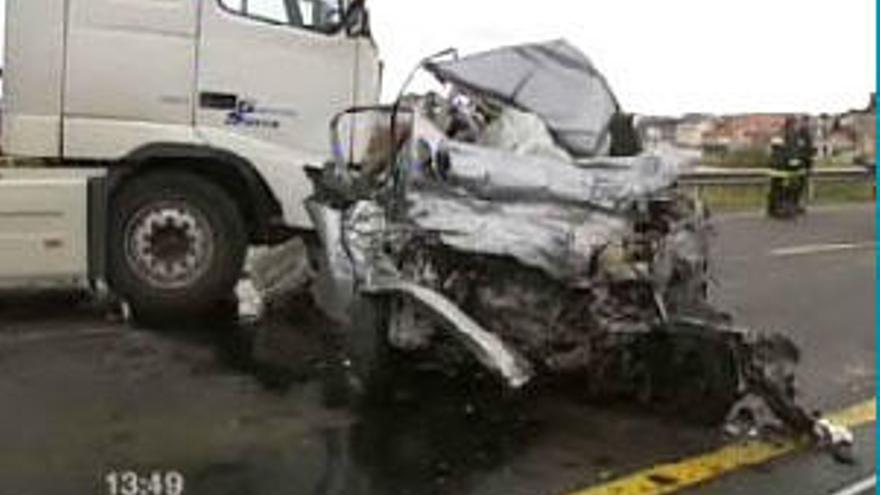 Estado en el que quedó el coche de la ourensana que falleció tras chocar con un camión en Lugo.  // TVG