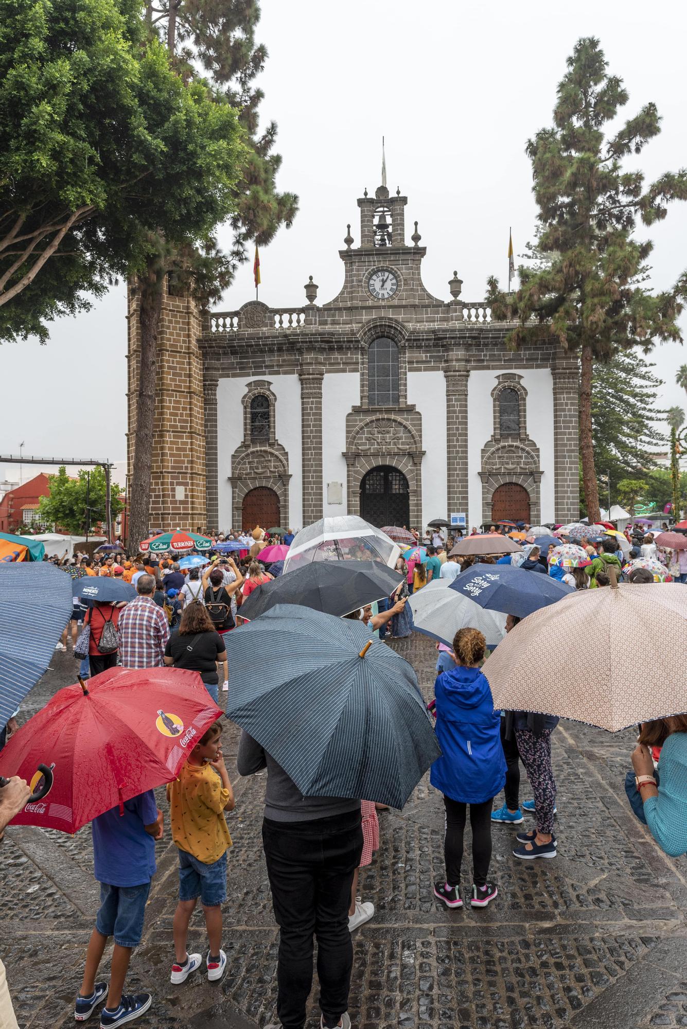 La bandera de las Fiestas del Pino 2022 ya ondea en lo alto de la basílica