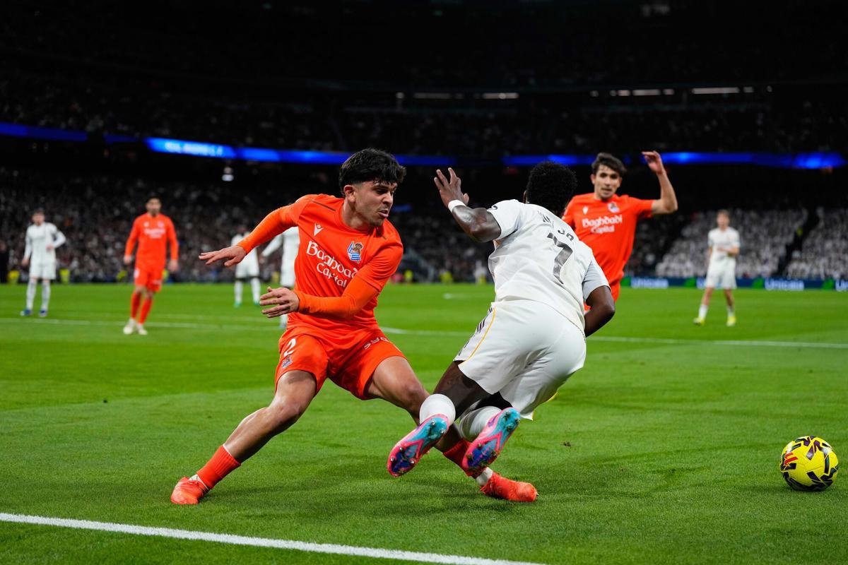 Vinicius cae ante Aramburu en uno de los penaltis pitados al Madrid el sábado pasado en el Bernabéu.