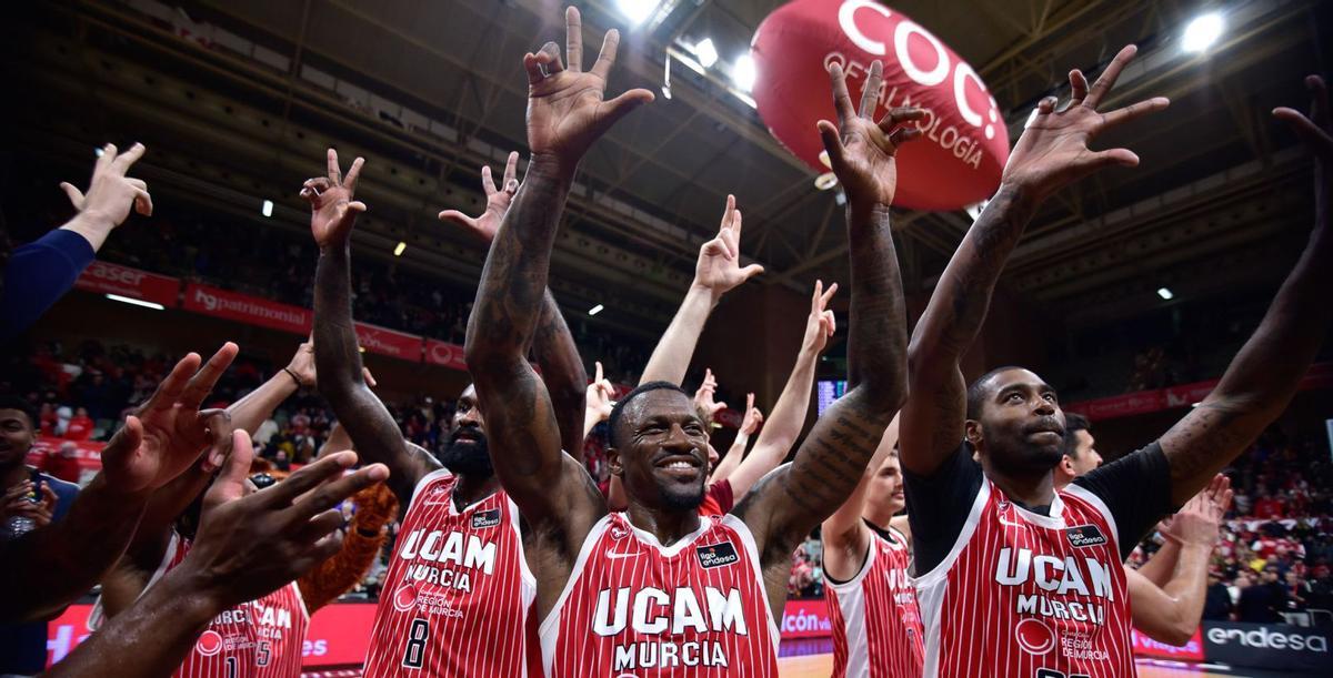Los jugadores, señalando con los dedos un tres por las Copa del Rey disputadas en el último lustro. | ACB PHOTO/JAVIER BERNAL