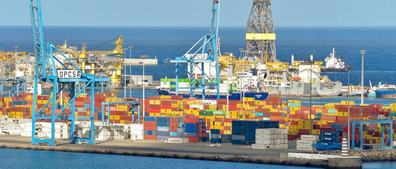 Centenares de contenedores de mercancías apilados en las instalaciones del puerto de Las Palmas. | | ANDRÉS CRUZ