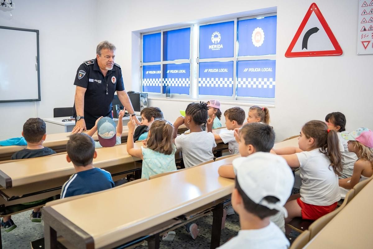 Alumnos del colegio Giner de los Ríos en su visita al Cevimer.