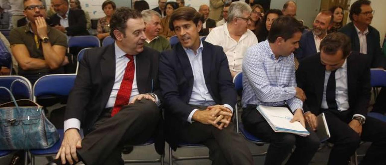 Gerardo Camps, junto al diputado autonómico Juan de Dios Navarro, ayer al inicio de la Junta Directiva Provincial en Alicante.