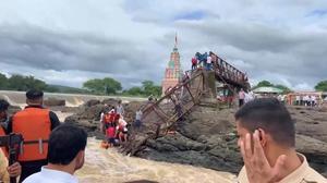 Mueren al menos cuatro turistas tras el derrumbe de un puente en la India