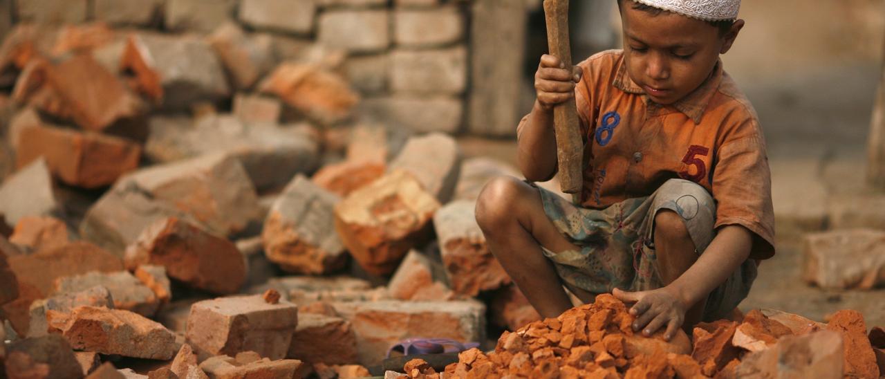Un niño trabaja en Bangladesh